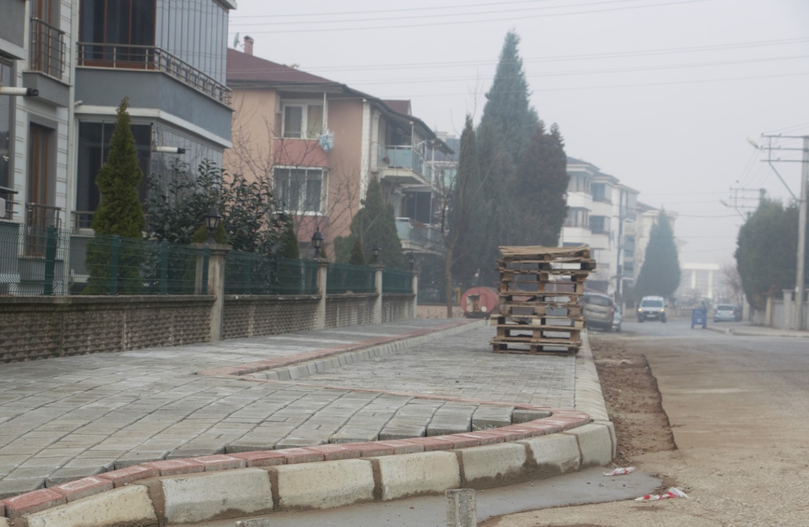 SOKAKLARDA KALDIRIM VE CEP PARK YAPIM ÇALIŞMALARI DEVAM EDİYOR