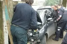 Elektrik direğine çarpan otomobil evin duvarina vurarak durabildi
