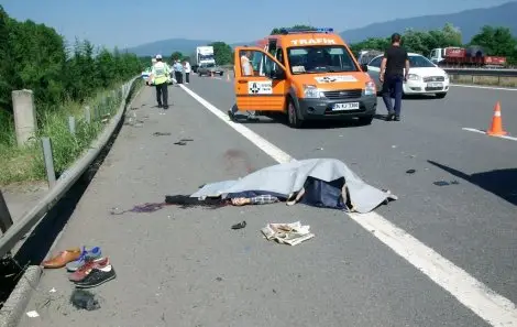 Tekeri patlayan minibüs devrildi 12 yarali