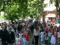 Haber: Ana siniflari şenlik yürüyüşünde - Öne Çıkan