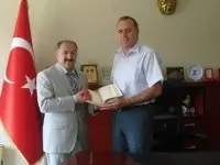 Haber: Müftü saylam,kaymakam ayhan’a kuran-i kerim hediye etti. - Öne Çıkan