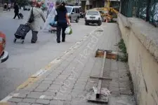Haber: Billboardlar bazi yerlerde kaldirimlari daraltiyor - Öne Çıkan
