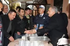 Haber: Başkan inci, aşure dağitti - Öne Çıkan
