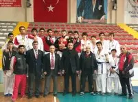 Hendek'li karateciler altin vuruşta altinlari topladilar