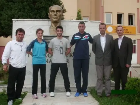 Atike hanim anadolu lisesi öğretmenleri şampiyon öğrencilerini altinla ödüllendirdi
