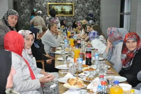 Ak parti hendek kadin kollari ve aileleri iftarda buluştular