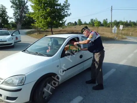 Jandarmadan sürücü ve yolculara hediye