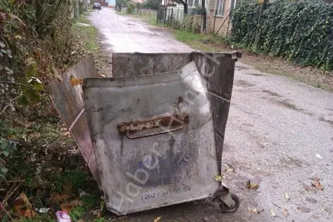 Parçalanmiş çöp konteynerleri ilçeye yakişmiyor