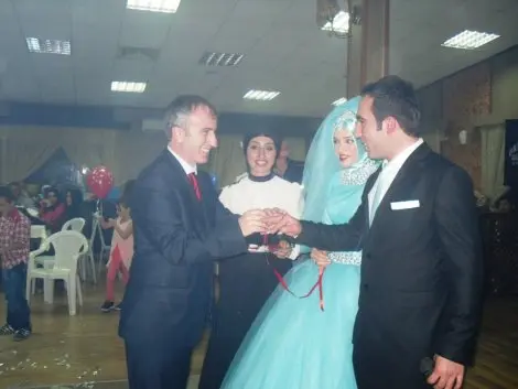 Haber: Evlilik yolunda ilk adimi atan çifte nişan yüzüklerini karakadi takti - Öne Çıkan