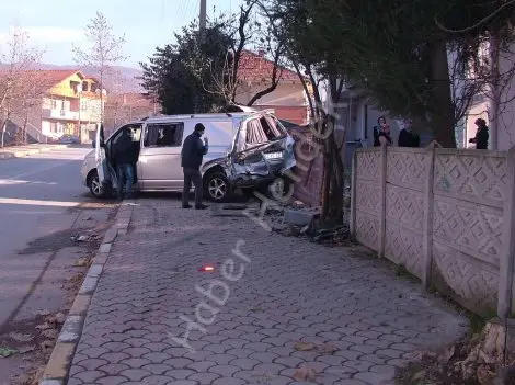 Hendekte 3 aracin kariştiği kazada maddi hasar meydana geldi
