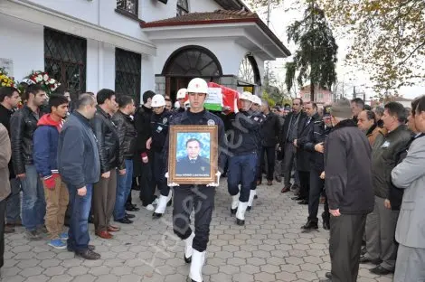 Haber: Kocaeli emniyet müdürlüğü eğitim şube müdürü dualarla son yolculuğuna uğurlandi - Öne Çıkan