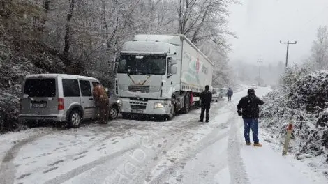 Haber: Kar yağişi sonrasi kayganlaşan zeminde trafik kazalari meydana geldi - Öne Çıkan