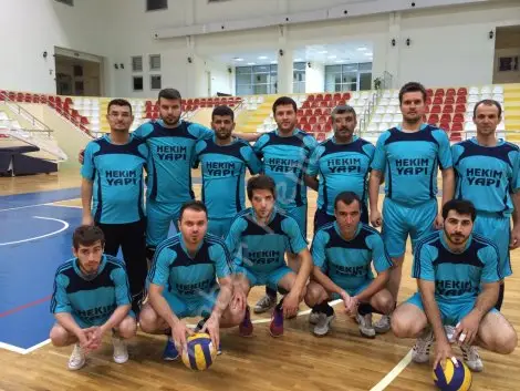 Voleybolda heyecan sürüyor.hekim yapi noksel b takimina acimadi