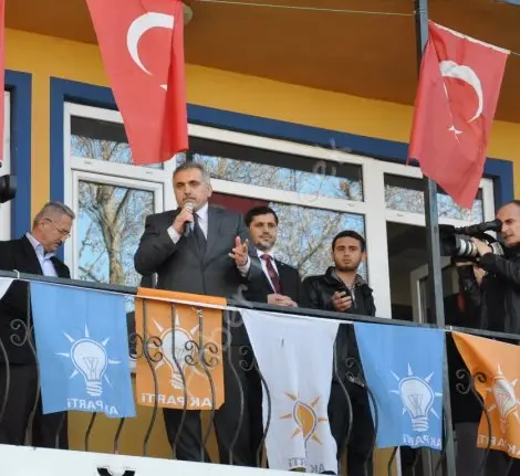 Inci balkondan partililere seslendi