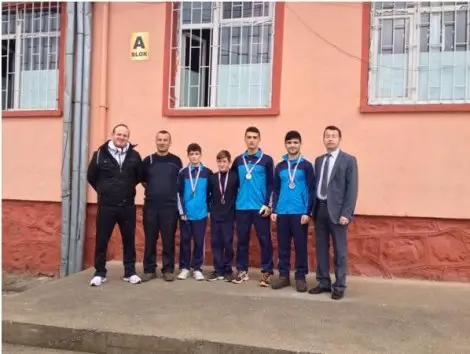 Ticaret meslek lisesi güreşçileri şampiyon olarak döndü