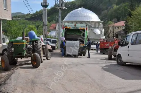 Hendek belediyesi dikmen’deçöp toplamaya başladi