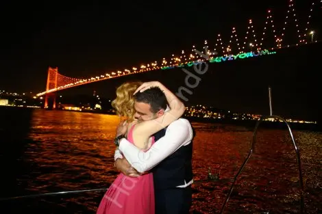 Haber: Hendekli genç işadami sevgisini tüm istanbul’a duyurdu. - Öne Çıkan