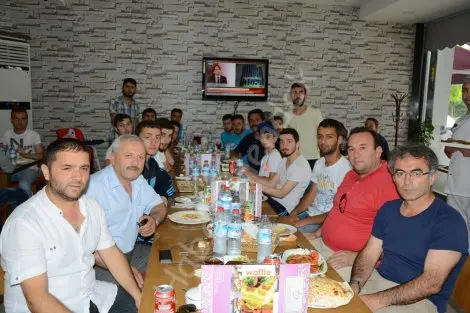 Haber: Tezgel,şampiyonluk maçi öncesi yeşiller gençlikspor ile yemekte buluştu - Öne Çıkan