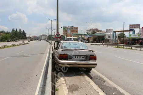 Hendek'te meydana gelen kazada 2 kişi yaralandi