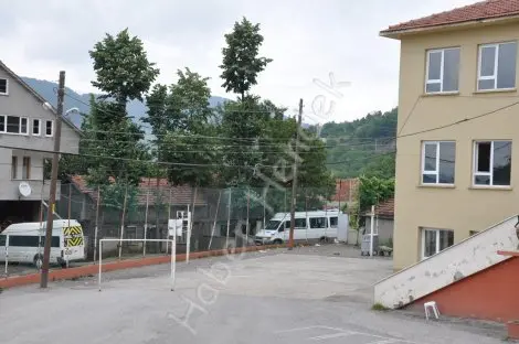 Haber: Okul bahçesinde ki kablolar kaldirilmayi bekliyor - Öne Çıkan