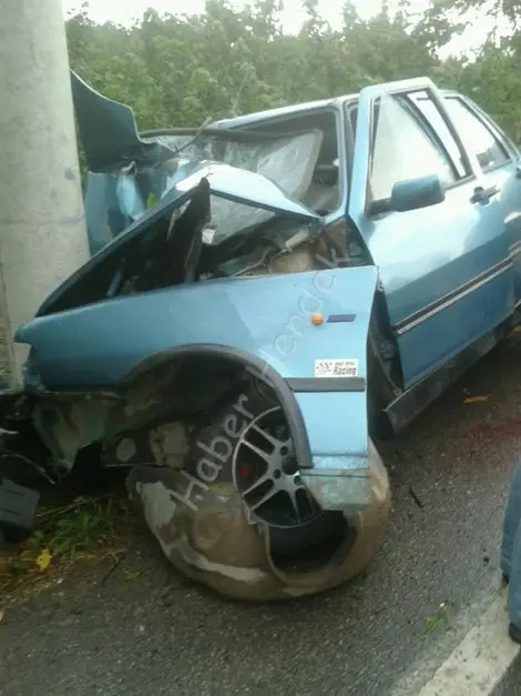 Aydinlatma direğine çarpan otomobildeki iki kişi yaralandi