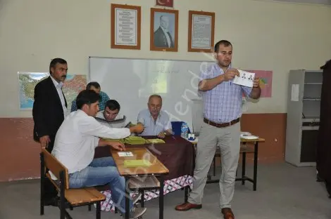 Haber: Siyasiler oylarini hayirli olsun dilekleri ile kullandi - Öne Çıkan