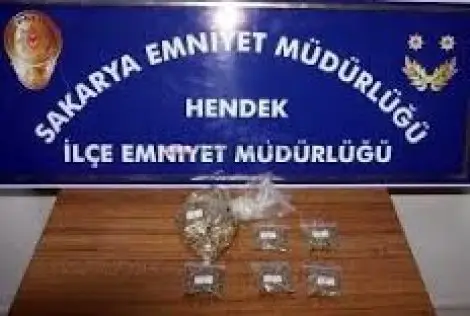 Uyuşturucu bulunduran iki kişi tutuklandi