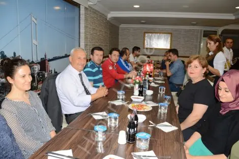 Haber: Emekliye ayrilan müdür çelebi’ye mesai arkadaşlarindan veda yemeği - Öne Çıkan