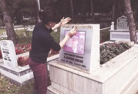 Haber: Hendekli oyuncu gonca vuslateri, gaffar okkan'in mezarini ziyaret etti - Öne Çıkan