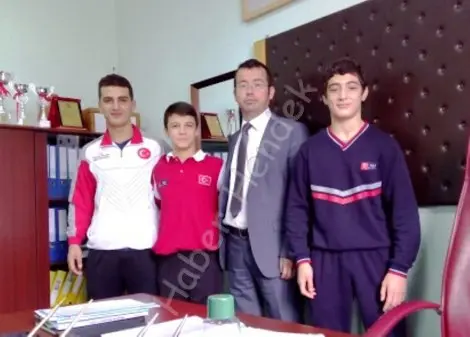 Haber: Ticaret meslek lisesi müdürü çeşme 3 milli güreşçiyi uğurladi - Öne Çıkan