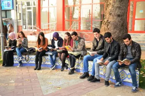 özel eğitim bölümü öğrencilerinden kitap okuma etkinliği