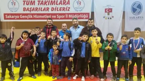 Hendek’li güreşçiler 22 madalya alarak birinci oldular