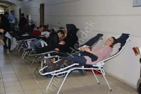 öğrencilerden kizilay'a destek