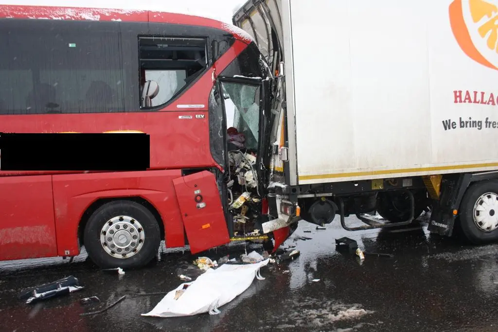 Haber: TEM'de Yolcu Otobüsü TIR'a çarptı: 1 Ölü, 20 Yaralı - Öne Çıkan