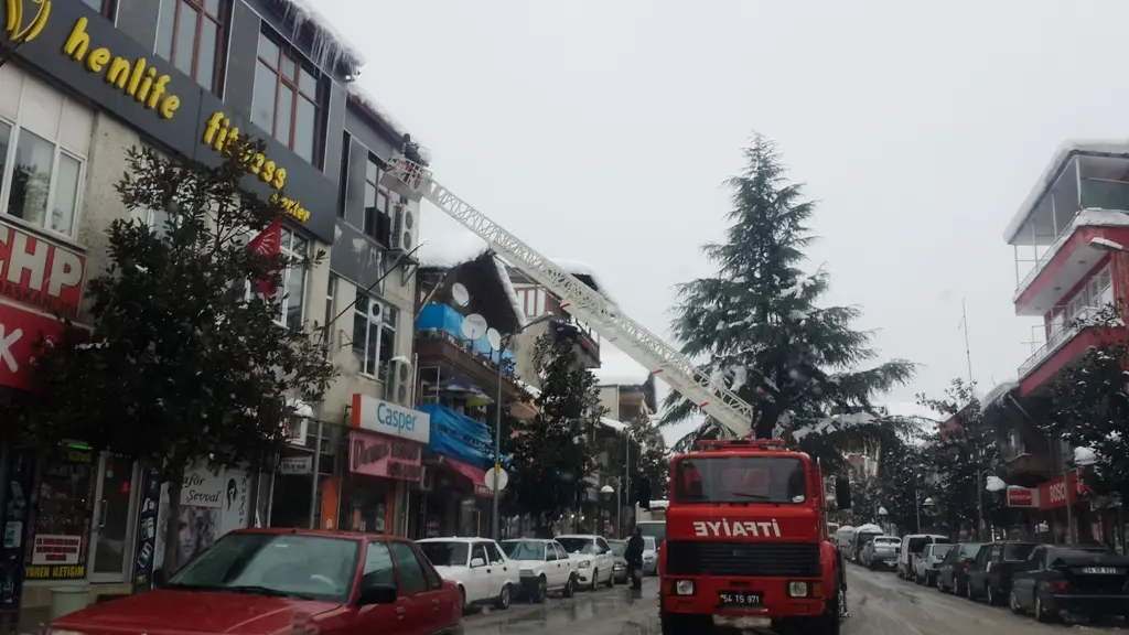 Haber: Tehlike arz eden Saçak Kenarları  Temizlendi - Öne Çıkan