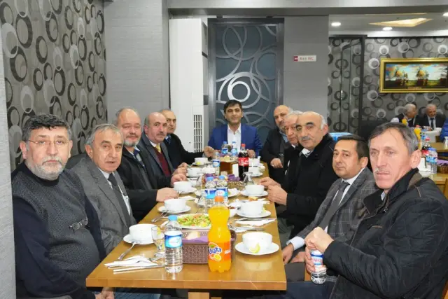 Ordulular Dernek Başkan ve Üyeleri Hendek’te yemekte bir araya geldi