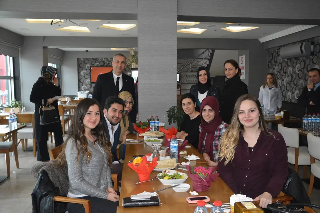 Haber: MHP İlçe Başkanı ve  Kadın Kolları Çiçek Dağıttı - Öne Çıkan