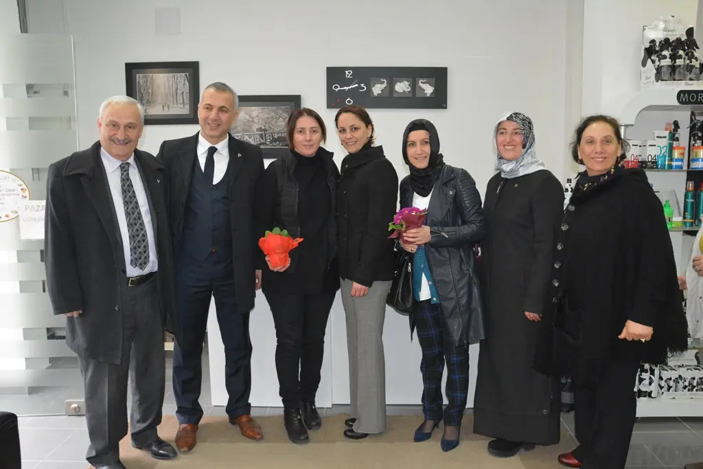 Haber: MHP İlçe Başkanı ve  Kadın Kolları Çiçek Dağıttı - Galeri-14