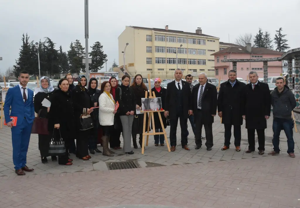 Haber: MHP İlçe Başkanı ve  Kadın Kolları Çiçek Dağıttı - Galeri-15