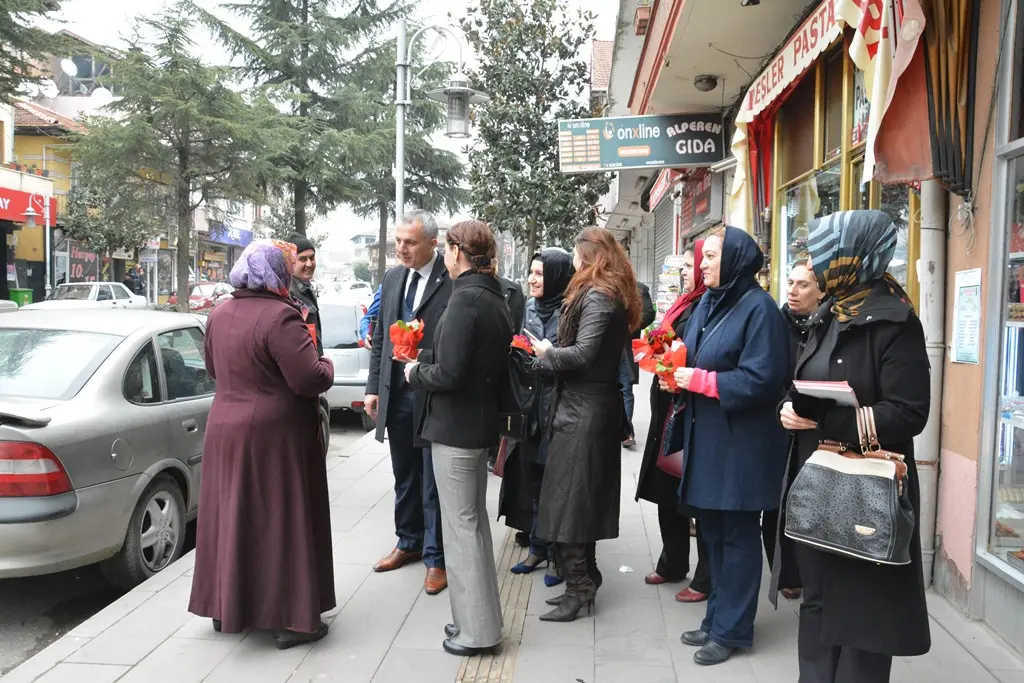 Haber: MHP İlçe Başkanı ve  Kadın Kolları Çiçek Dağıttı - Galeri-3