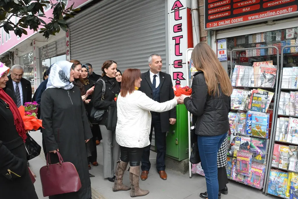 Haber: MHP İlçe Başkanı ve  Kadın Kolları Çiçek Dağıttı - Galeri-2
