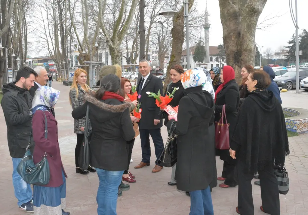 Haber: MHP İlçe Başkanı ve  Kadın Kolları Çiçek Dağıttı - Galeri-11