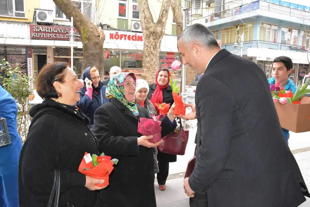 Haber: MHP İlçe Başkanı ve  Kadın Kolları Çiçek Dağıttı - Galeri-4