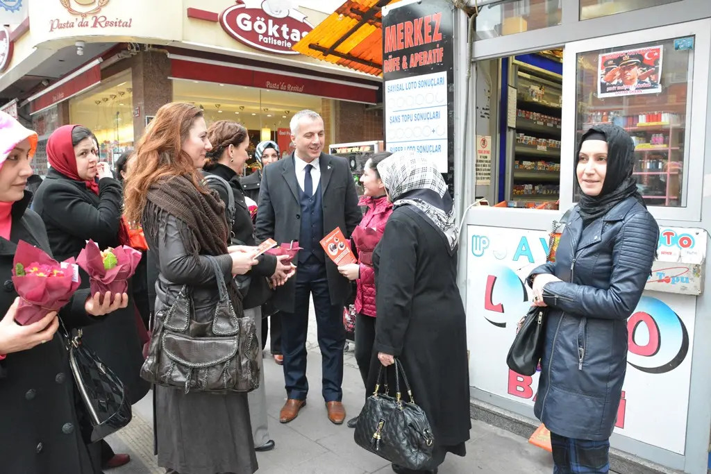 Haber: MHP İlçe Başkanı ve  Kadın Kolları Çiçek Dağıttı - Galeri-5