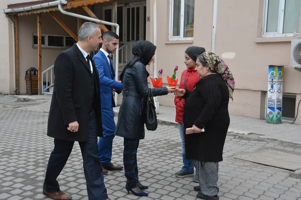 Haber: MHP İlçe Başkanı ve  Kadın Kolları Çiçek Dağıttı - Galeri-7