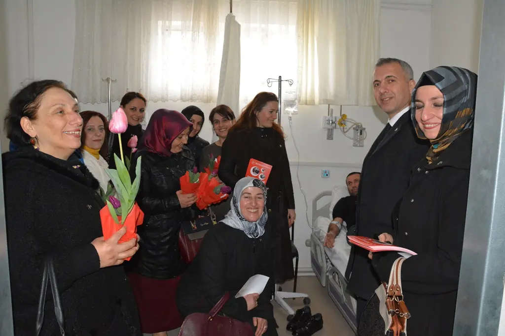 Haber: MHP İlçe Başkanı ve  Kadın Kolları Çiçek Dağıttı - Galeri-8