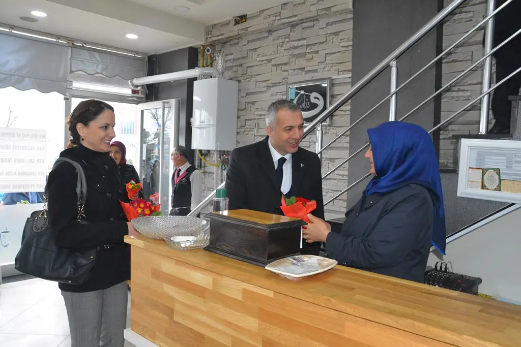 Haber: MHP İlçe Başkanı ve  Kadın Kolları Çiçek Dağıttı - Galeri-9