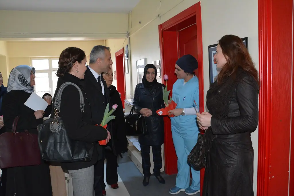 Haber: MHP İlçe Başkanı ve  Kadın Kolları Çiçek Dağıttı - Galeri-10