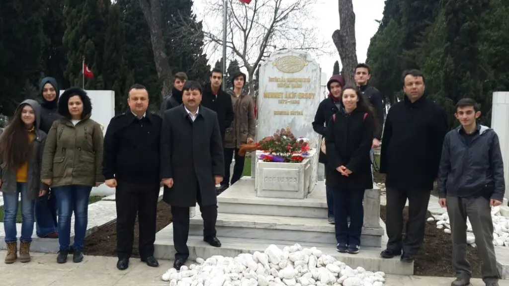 Haber: İstiklal Marşı Şairi Ersoy’u Kabri Başında Ziyaret Ettiler - Öne Çıkan