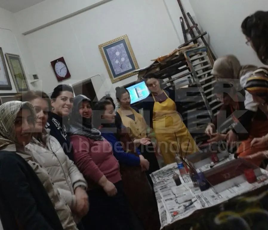 Haber: Bayan Öğretmenler Ebru Teknesinin Başında - Öne Çıkan